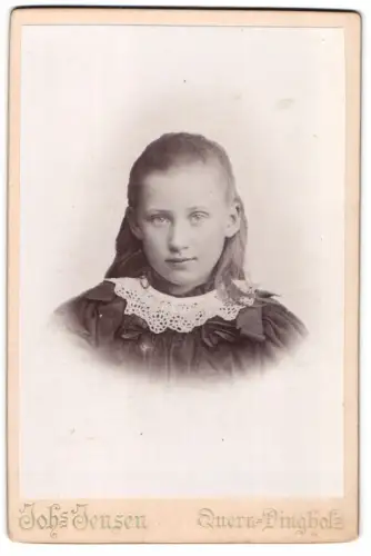 Fotografie Johs. Jensen, Quern-Dingholz, Porträt eines jungen Mädchens