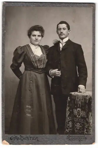 Fotografie Otto Richter, Radeberg, Anmutiges Paar im Atelier