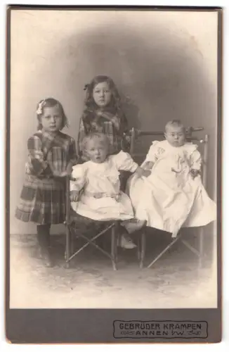 Fotografie Gebrüder Krampen, Annen, Vier Kinder im Atelier