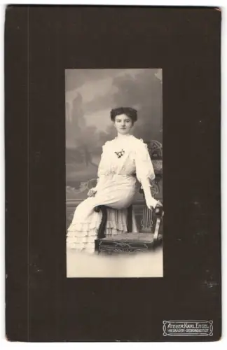 Fotografie Karl Engel, Wiesbaden, Seerobenstr. 27, Sitzende Dame in elegantem Kleid