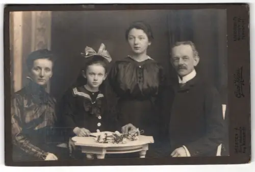 Fotografie Gerh. Knees, Dresden, Moritzstrasse 8, Familienportrait 1919
