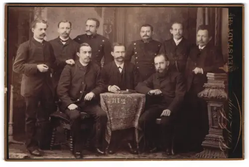 Fotografie Carl Lange, Neustadt, Gruppe von Herren um einen Tisch