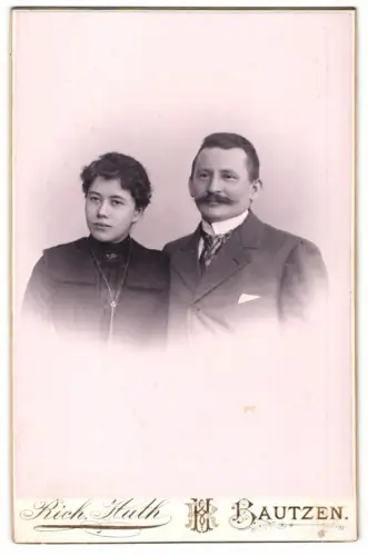 Fotografie Rich. Huth, Bautzen, Paarporträt in eleganter Kleidung