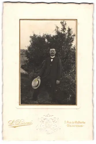 Fotografie L. Duroni, Beauvais, Rue de Malherbe 2, Portrait eines Mannes im Freien