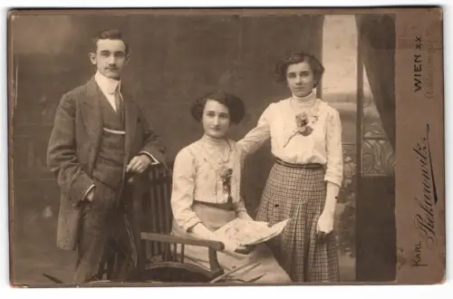 Fotografie Karl Piekarowitz, Wien, Wallensteinstrasse 29, Gruppenporträt mit drei Personen