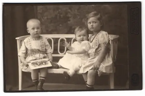Fotografie Karl Wahl, Berlin-Schöneberg, Hauptstrasse 156, Drei Kinder auf einer Bank