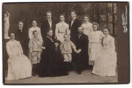 Fotografie Ernst Eisinger, Stuttgart, Böblingerstr. 75, Familienporträt im Freien