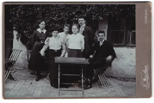 Fotografie L. Forstner, Mistelbach, Wiedenstrasse 6, Gruppenporträt im Garten 1909