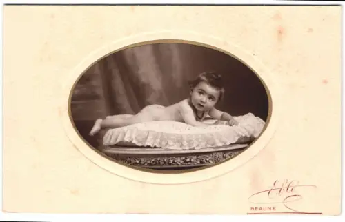 Fotografie Eblé, Beaune, Kleinkind auf Kissen liegend