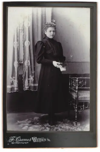 Fotografie F. Cramer, Weiden, Stehende Dame mit Buch