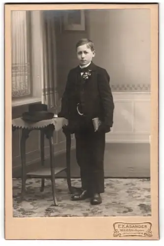 Fotografie F. X. Asanger, Weiden i. Bayern, Johannisstrasse, Junge mit Buch und Hut