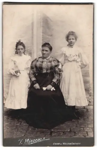 Fotografie T. Missoni, Cham, Porträt einer Frau mit zwei jungen Mädchen