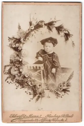 Fotografie Scharff & Mamn, Hamburg St. Pauli, Hafenstrasse 3, Kleinkind mit Blumenrahmen