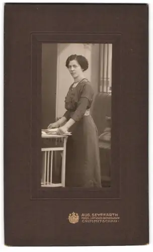 Fotografie Aug. Seyffarth, Crimmitschau, Jacobsgasse 14, Dame am Tisch stehend