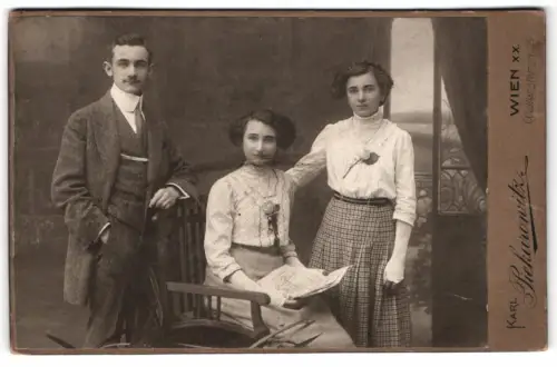Fotografie Karl Piekarnowitz, Wien, Wallensteinstrasse 29, Drei Personen in eleganter Kleidung