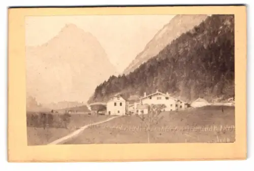 Fotografie I. Scherle, Ansicht Schneizlreuth, Teilansicht des Ortes mit Kapelle