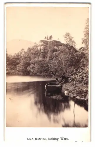 Fotografie unbekannter Fotograf, Ansicht Glasgow, Blick auf Loch Katrine mit Ruderboot