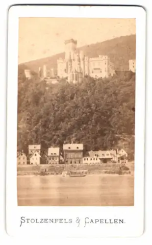 Fotografie unbekannter Fotograf, Ansicht Capellen, Teilansicht des Ortes mit dem Schloss Stolzenfels