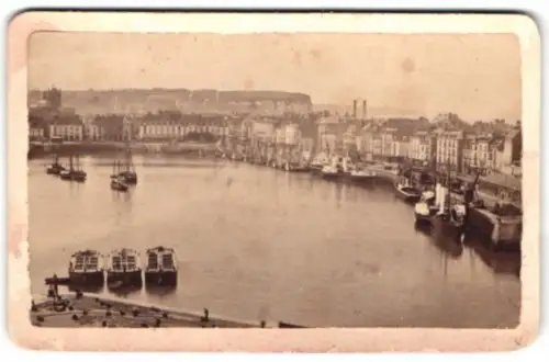 Fotografie unbekannter Fotograf, Ansicht Dieppe, Blick über den Hafen auf die Stadt