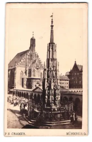 Fotografie P. S. Cramer, Nürnberg, Ansicht Nürnberg, der schöne Brunnen mit Kirche