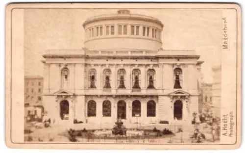 Fotografie A. Hecht, Magdeburg, Ansicht Magdeburg, das Stadttheater, Frontansicht