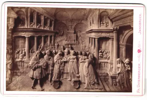 Fotografie Fr. Unterberger, Innsbruck, Ansicht Innsbruck, Marmor-Basrelief am kaiser Max-Grabmal