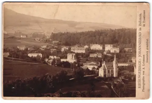 Fotografie A. Lehmann, Trautenau, Ansicht Johannisbad in Böhmen, Blick auf den Ort mit Kirche