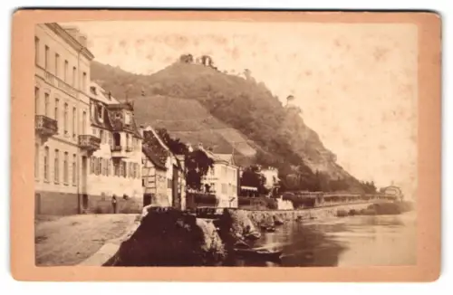 Fotografie unbekannter Fotograf, Ansicht Remagen, Strassenpartie am Fluss mit Blick zur Ruine