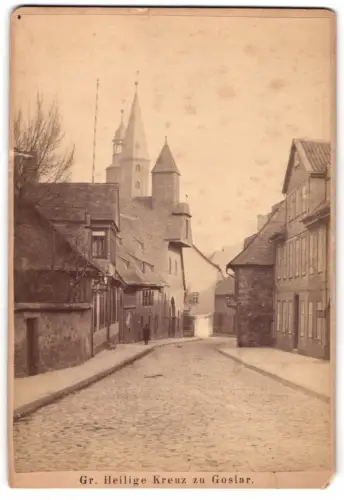 Fotografie unbekannter Fotograf, Ansicht Goslar, Strassenpartie mit Blick zur Gr. Heiligen Kreuz Kirche