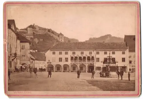 Fotografie Franz Völker, Graz, Ansicht Bruck a. d. Mur, Blick zum Kornmesserhaus mit eisernem Brunnen
