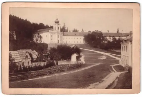 Fotografie unbekannter Fotograf, Ansicht Gutenstein, Weg zum Kloster Mariahilfberg
