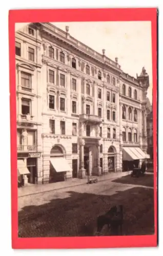 Fotografie unbekannter Fotograf, Ansicht Wien, der Aziendahof, nebst K.K. Notar am Graben