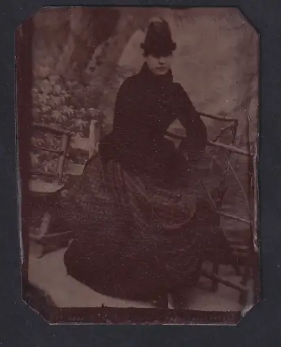 Fotografie Ferrotypie junge Dame im dunklen Winterkleid