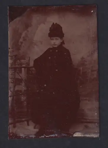 Fotografie Ferrotypie junge Frau im Winterkleid vor einer Studiokulisse