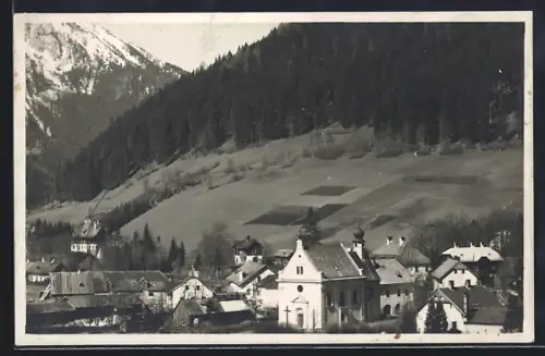 AK Mürzsteg a. d. Mürz, Ortsansicht mit Kirche gegen den Wald