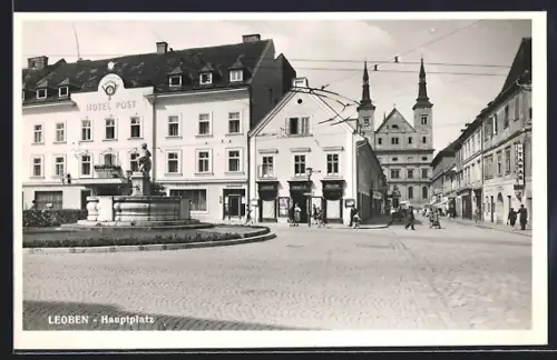 AK Leoben, Hauptplatz mit Hotel Post und Brunnen