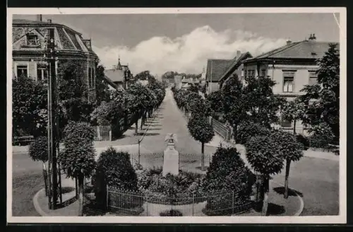 AK Ortrand, Bahnhofstrasse mit Kriegerdenkmal 1870-71