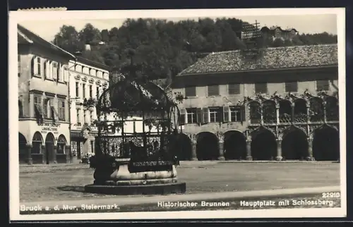 AK Bruck a. d. Mur, Hauptplatz mit Schlossberg, Historischer Brunnen