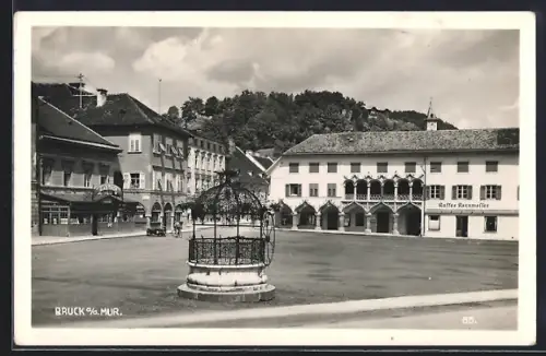 AK Bruck a. d. Mur, Hauptplatz mit Brunnen u. Schlossberg-Blick, Cafe Kornmesser