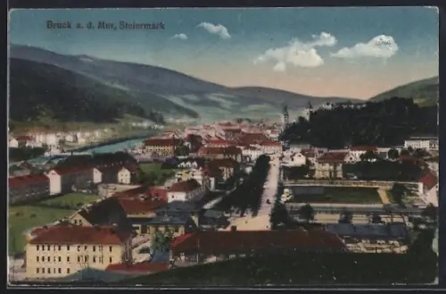 AK Bruck a. d. Mur, Totalansicht mit Strasse und Bergpanorama