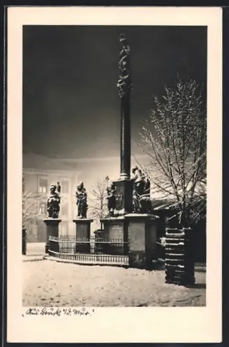 Foto-AK Brück a. Mur, Gesamtansicht der Pestsäule im Schnee