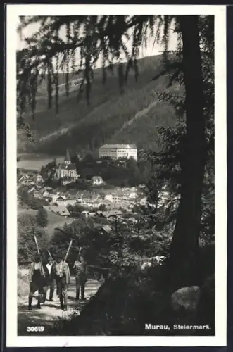 AK Murau /Steiermark, Ortsansicht mit Bauern mit Sicheln