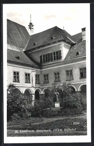AK St. Lambrecht /Steiermark, Teilansicht Stiftshof mit Denkmal