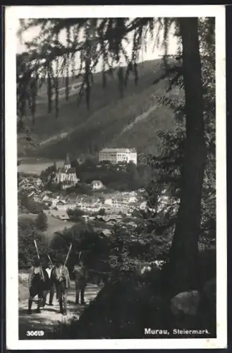 AK Murau /Steiermark, Ortsansicht mit Bauern unterwegs mit Sicheln