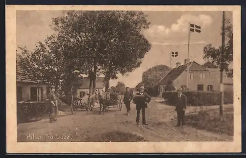 AK Gabol, Strassenpartie mit Einwohnern u. Fuhrwerk, Gebäude mit Flaggen
