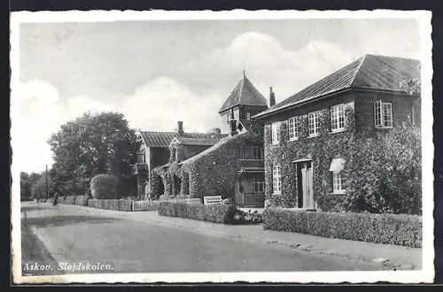 AK Akov, Sløjdskolen