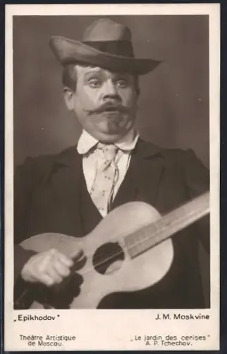 AK J. M. Moskvine als Epikhodov mit Hut und Gitarre