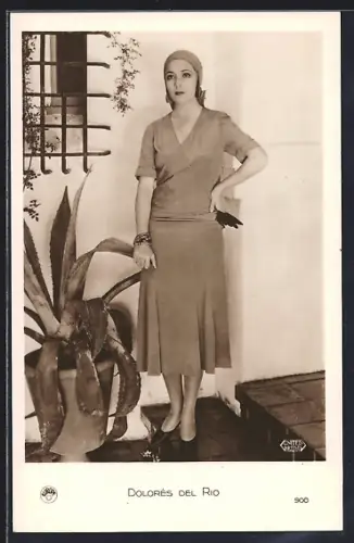 AK Dolores del Rio auf einer Treppe