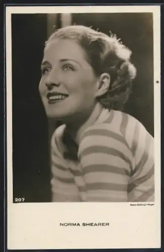 AK Schauspielerin Norma Shearer im gestreiften Pullover zur Seite schauend
