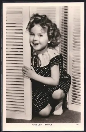 AK Shirley Temple lächelt zwischen Fensterläden